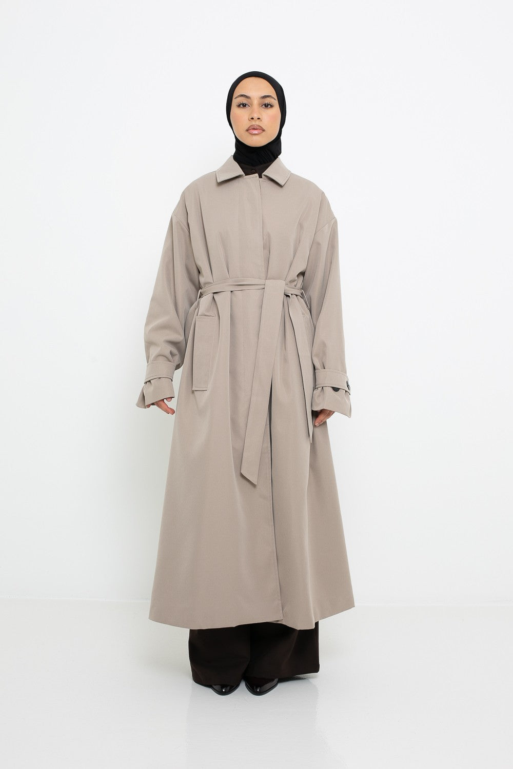 Trench long moderne beige boutons cachés pour femme modeste musulmane