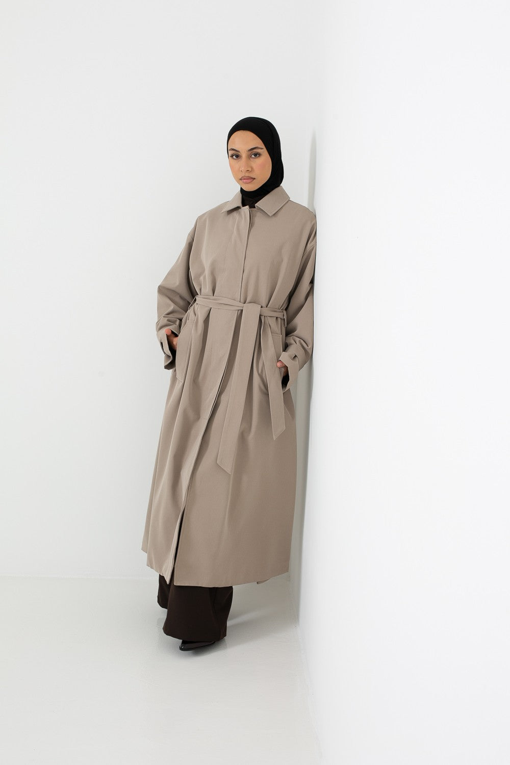 Trench long large tendance pour femme musulmane. Boutique Chic and modesty.