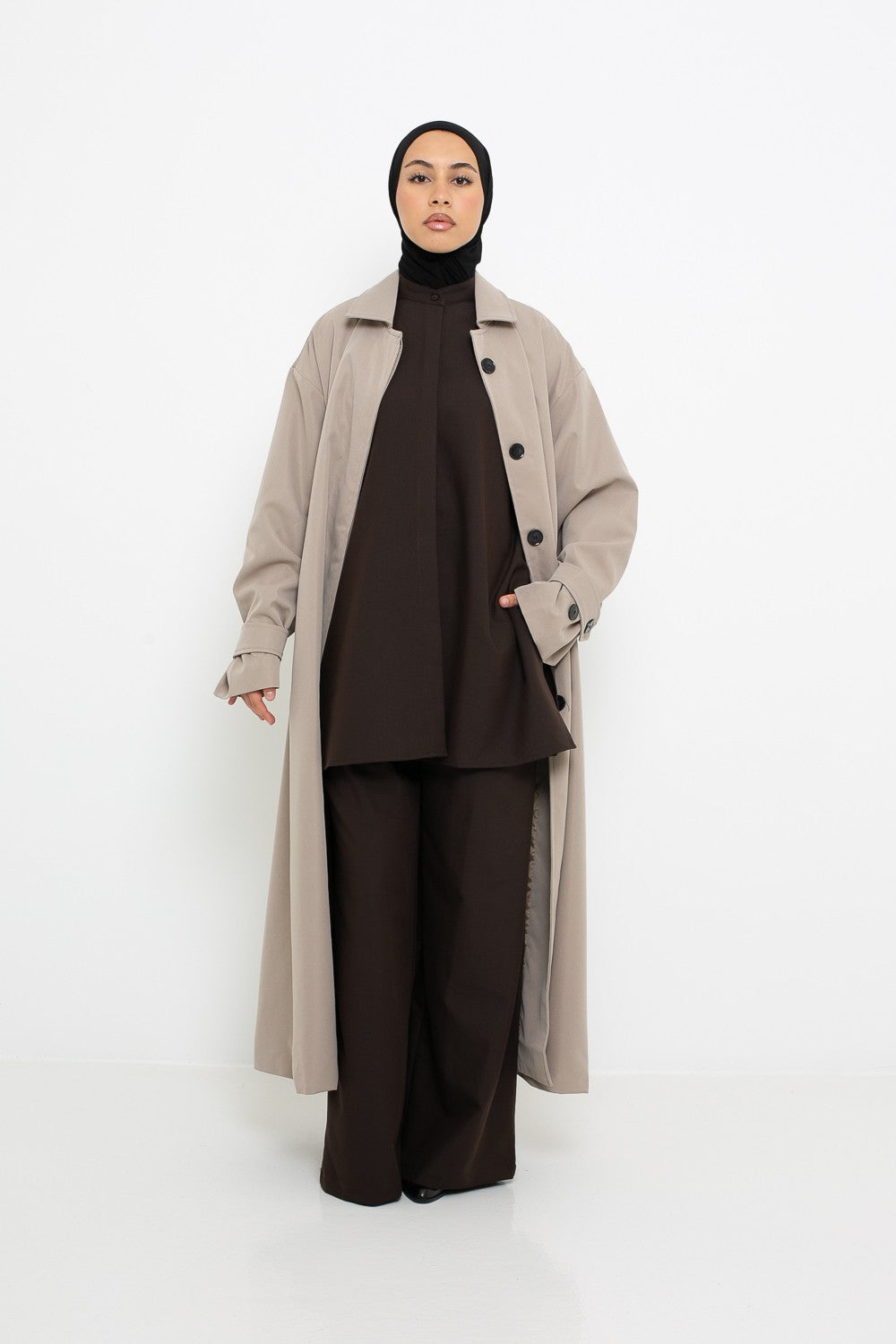 Trench long beige ample avec bouton noir pour femme musulmane