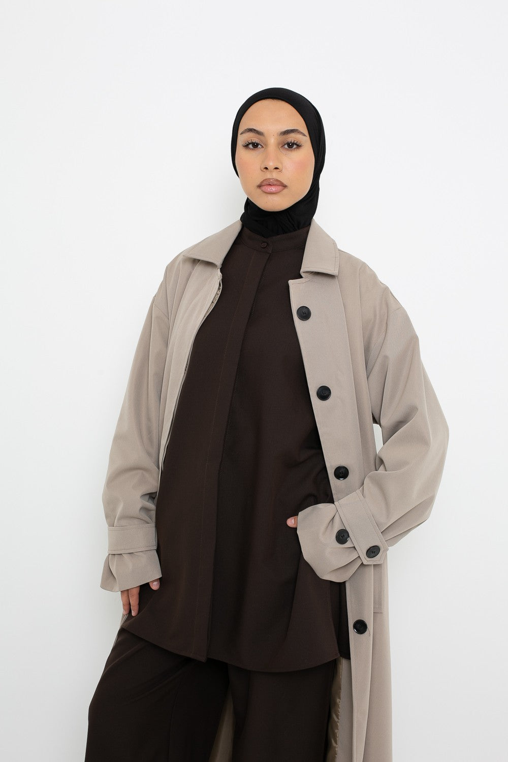 Trench long beige détail col chemise et bouton. Boutique de prêt à porter pour femme.