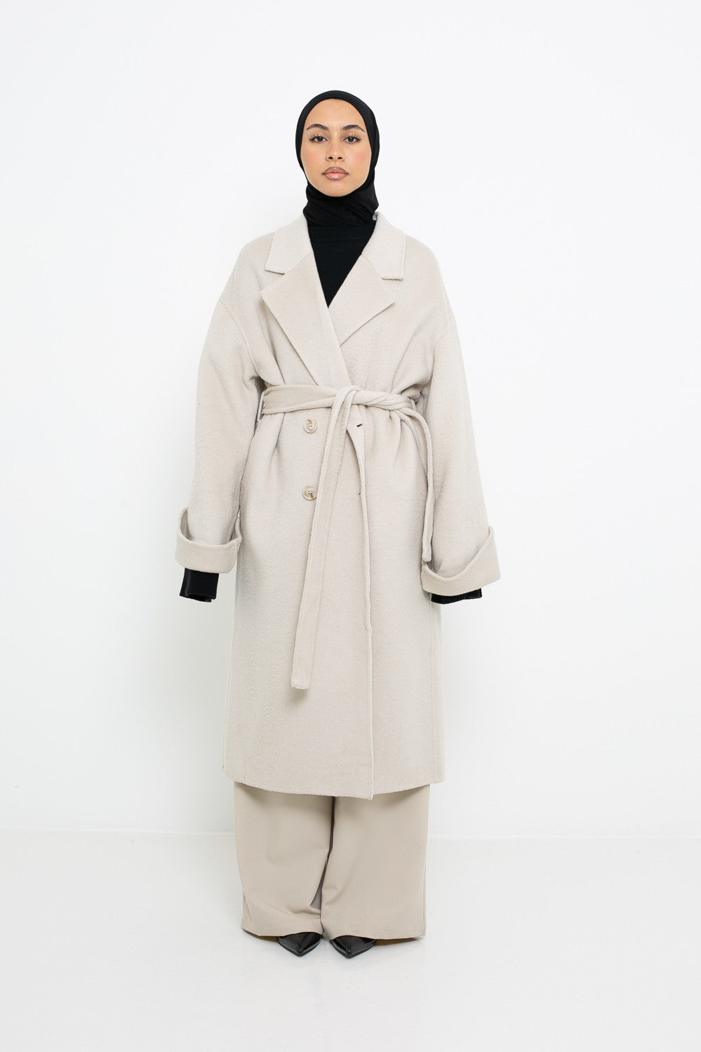 Manteau en laine premium long beige clair, coupe ample pour femme musulmane. Boutique Chic and modesty.