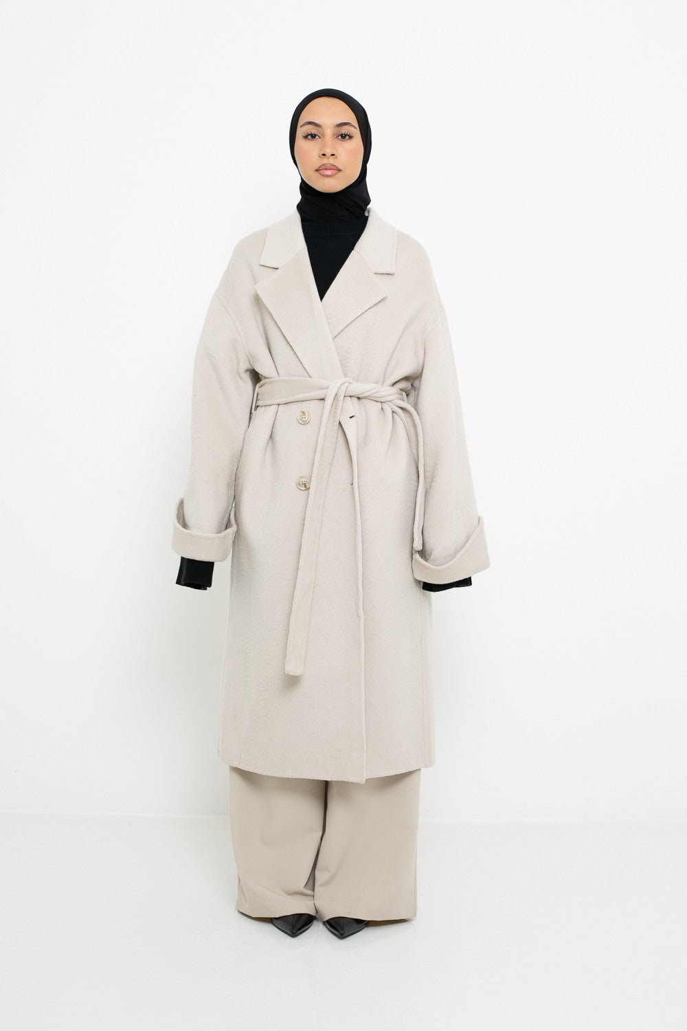 Manteau en laine premium long beige clair, coupe ample pour femme musulmane. Boutique Chic and modesty.
