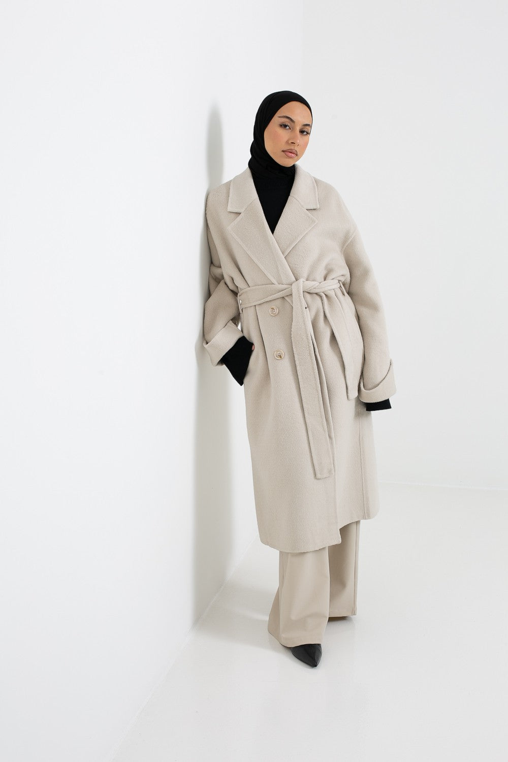 Collection hiver 2025 2026 pour femme musulmane. Manteau long et classe en laine beige.