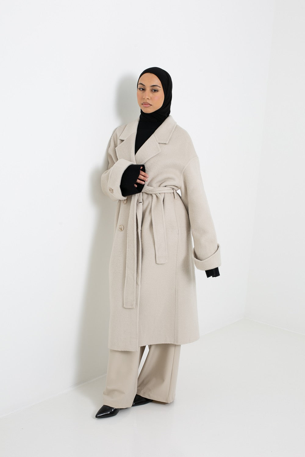 Manteau long chic en laine de qualité pour femme musulmane.
