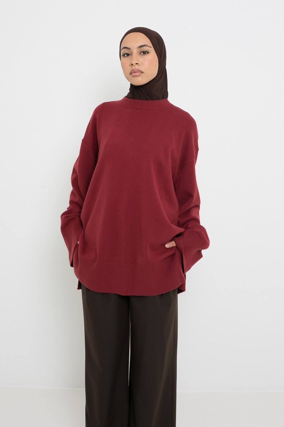 Pull ample manche large brique à maille fine pour femme musulmane.