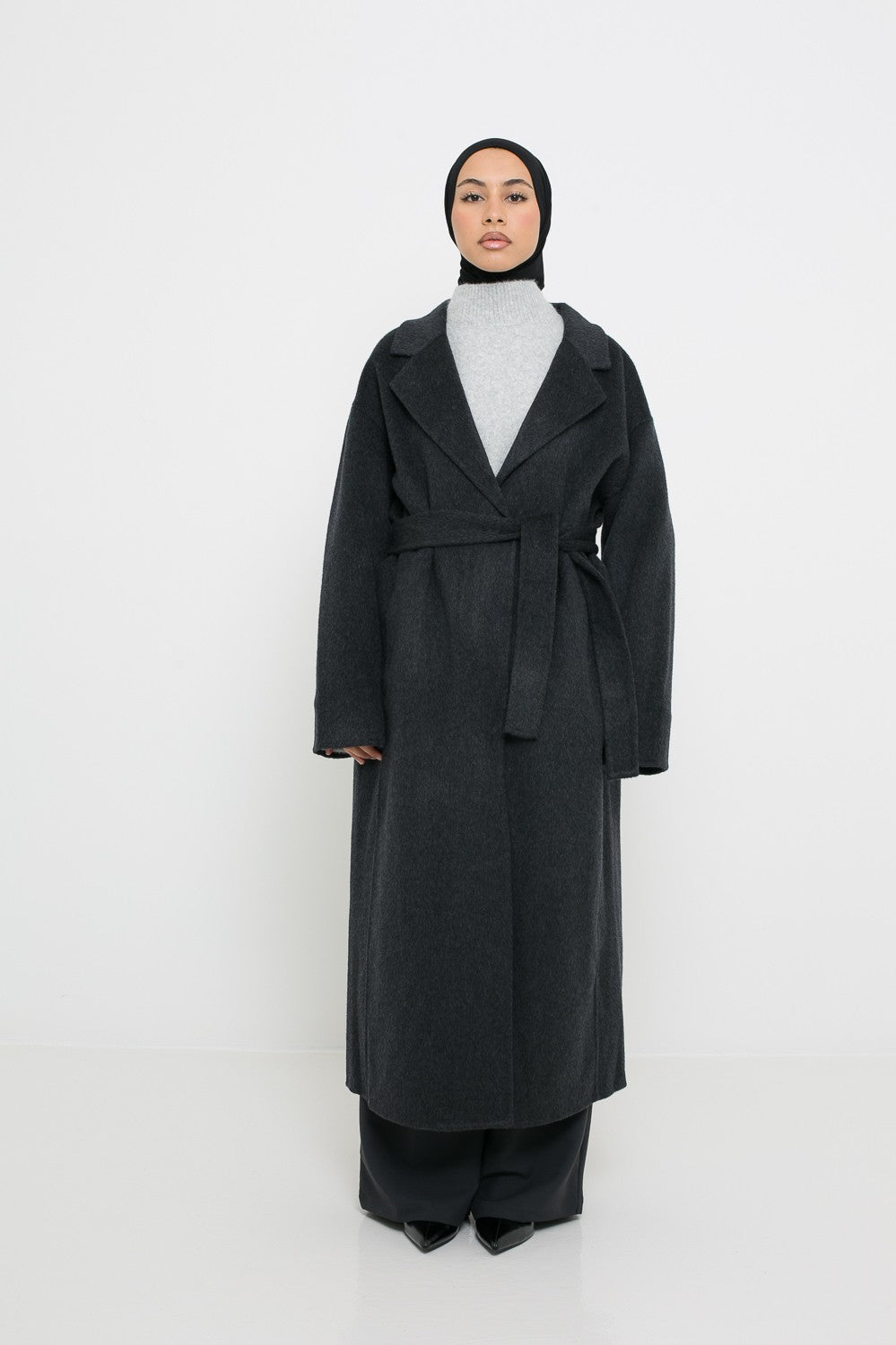 Manteau long et ample en laine gris foncé pour femme musulmane