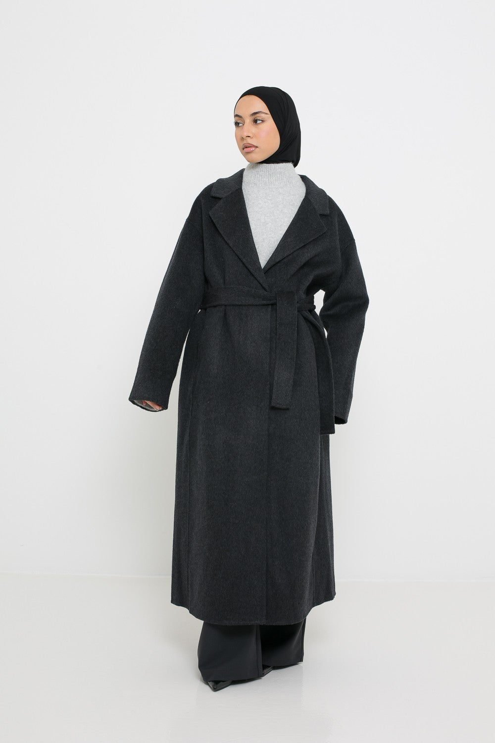Manteau long en laine gris foncé classe et moderne pour femme modeste. Boutique hijab et prêt à porter musulmane.