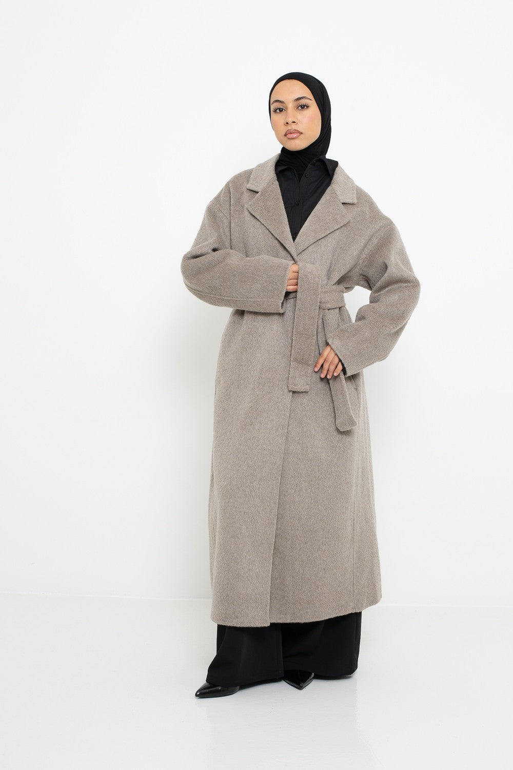 Manteau long en laine premium pour femme moderne et modeste. Boutique Chic and modesty.