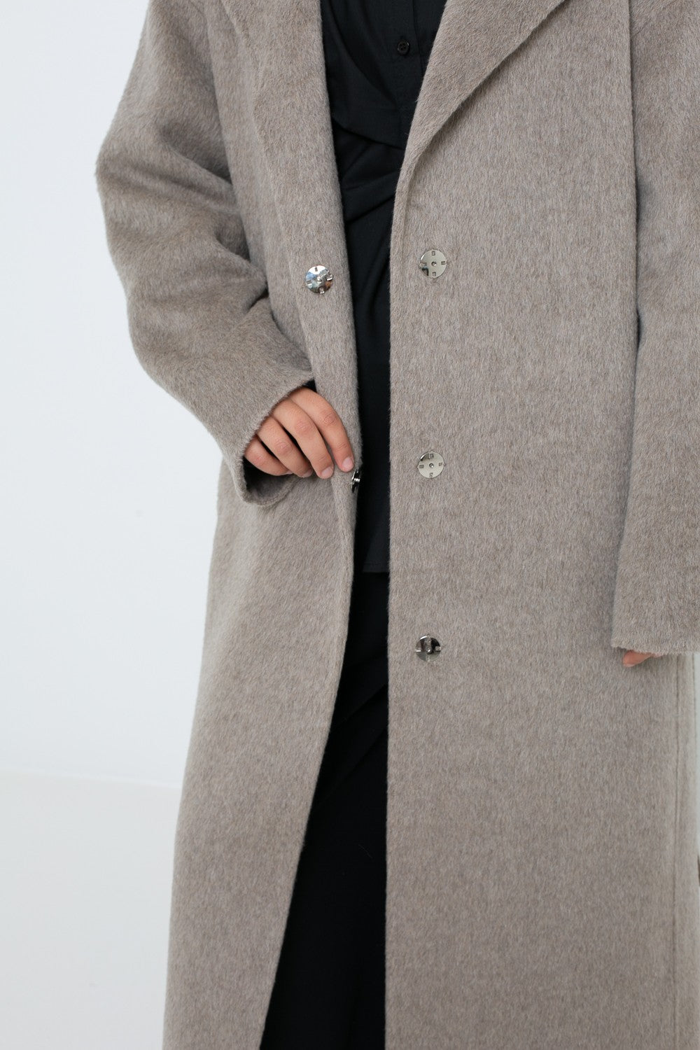 Détail bouton pression manteau long en laine