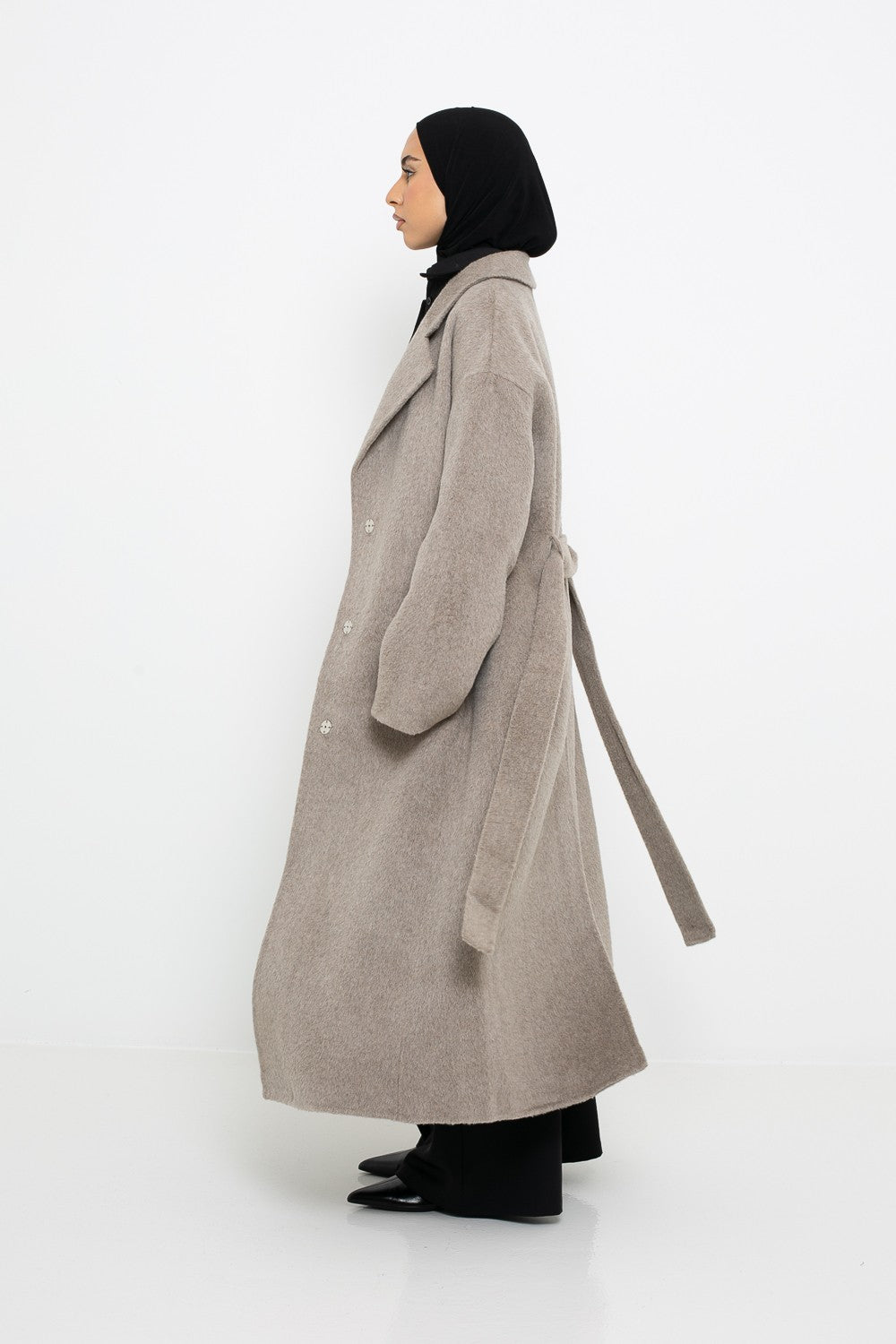 Manteau long en laine vue de profil.