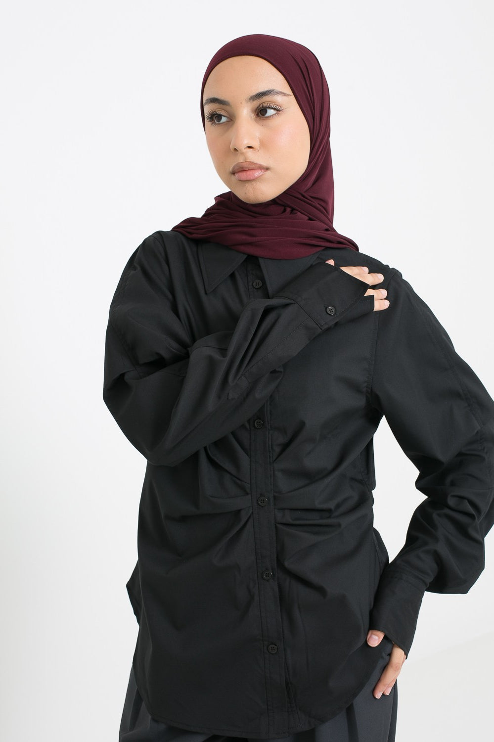 Chemise structuré avec plis en modal noir, détail manche plis et couture.