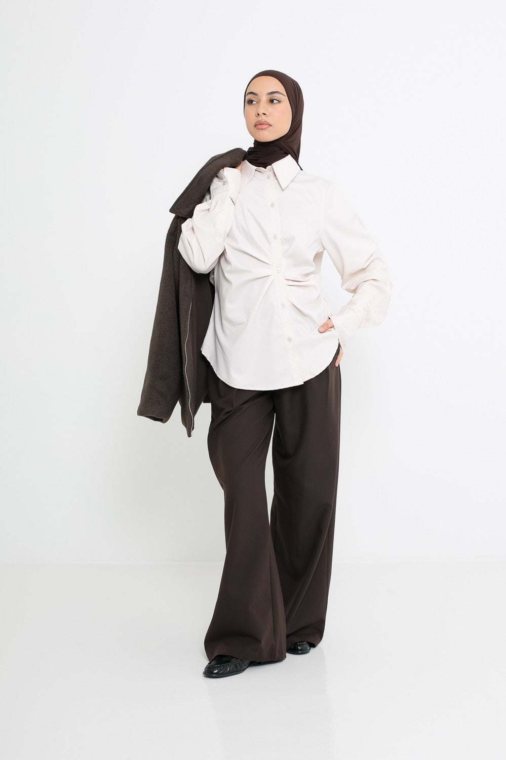 Chemise froncée en modal nude avec plis, boutonnière asymétrique. Boutique modeste Chic and modesty pour femme musulmane