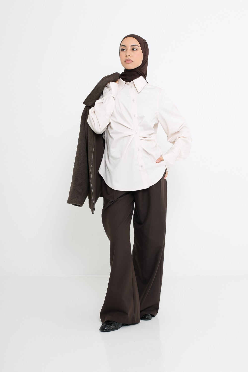 Chemise froncée en modal nude avec plis, boutonnière asymétrique. Boutique modeste Chic and modesty pour femme musulmane