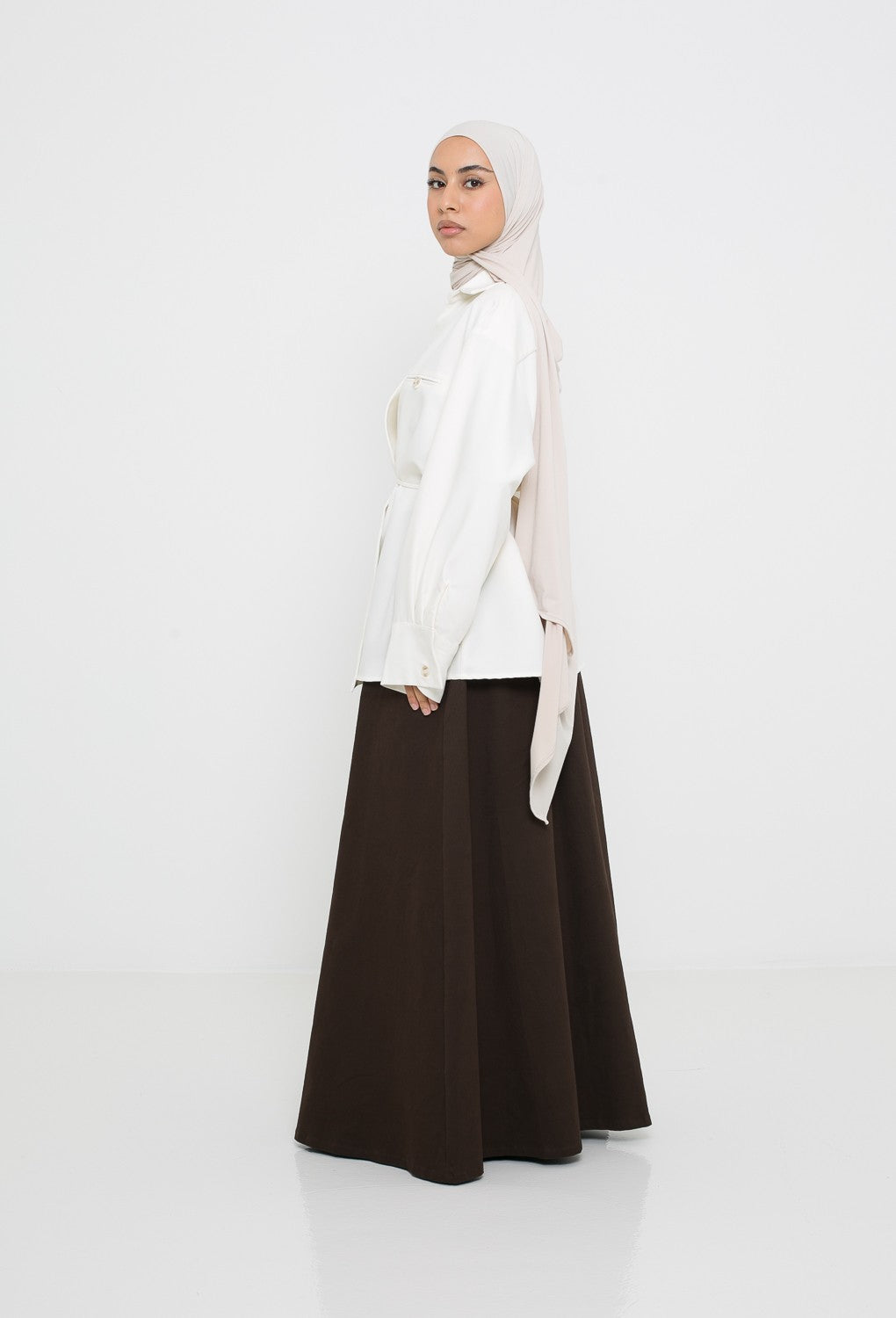 Chemise veste classe blanche vue de profil pour femme musulmane