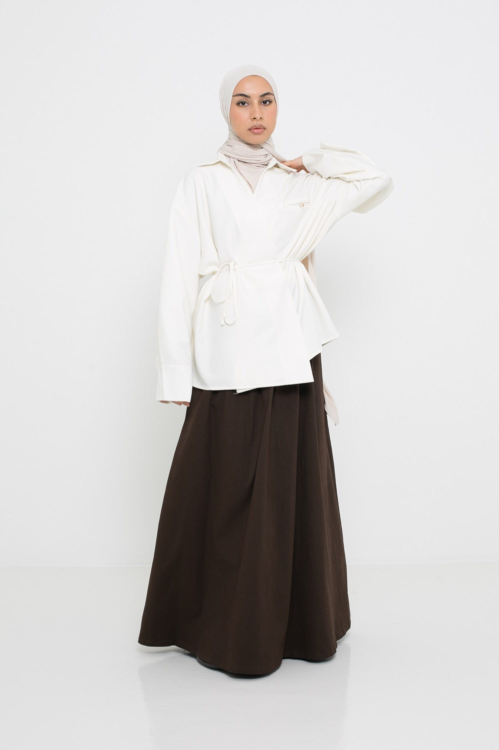 Sur chemise habillée blanc cassé coupe ample pour femme musulmane