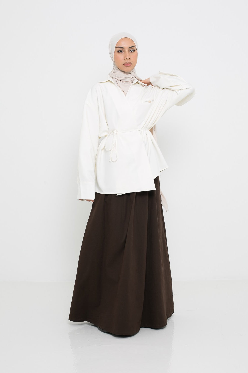 Sur chemise habillée blanc cassé coupe ample pour femme musulmane