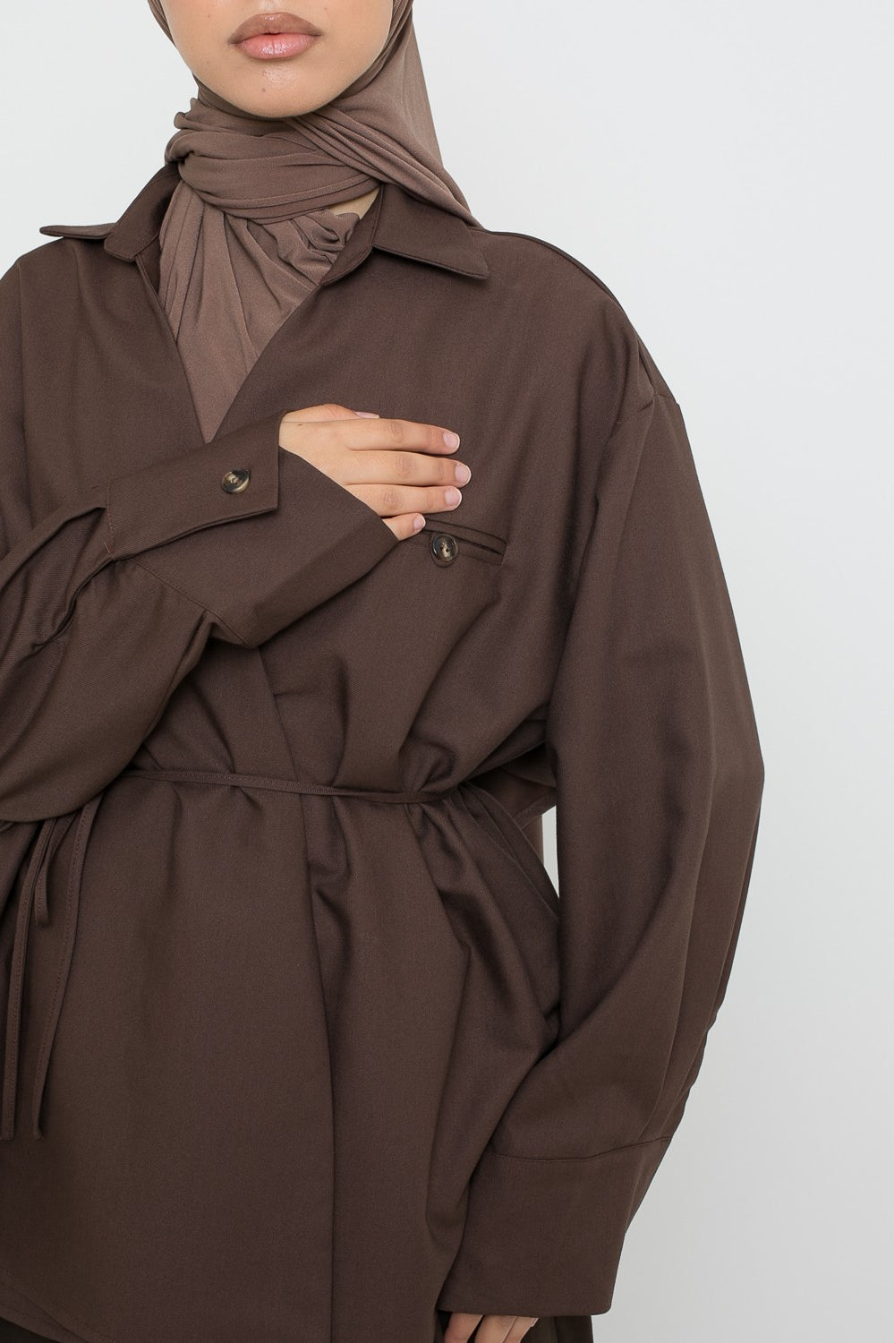 Surchemise détail manche et bouton. Pour femme musulmane moderne.