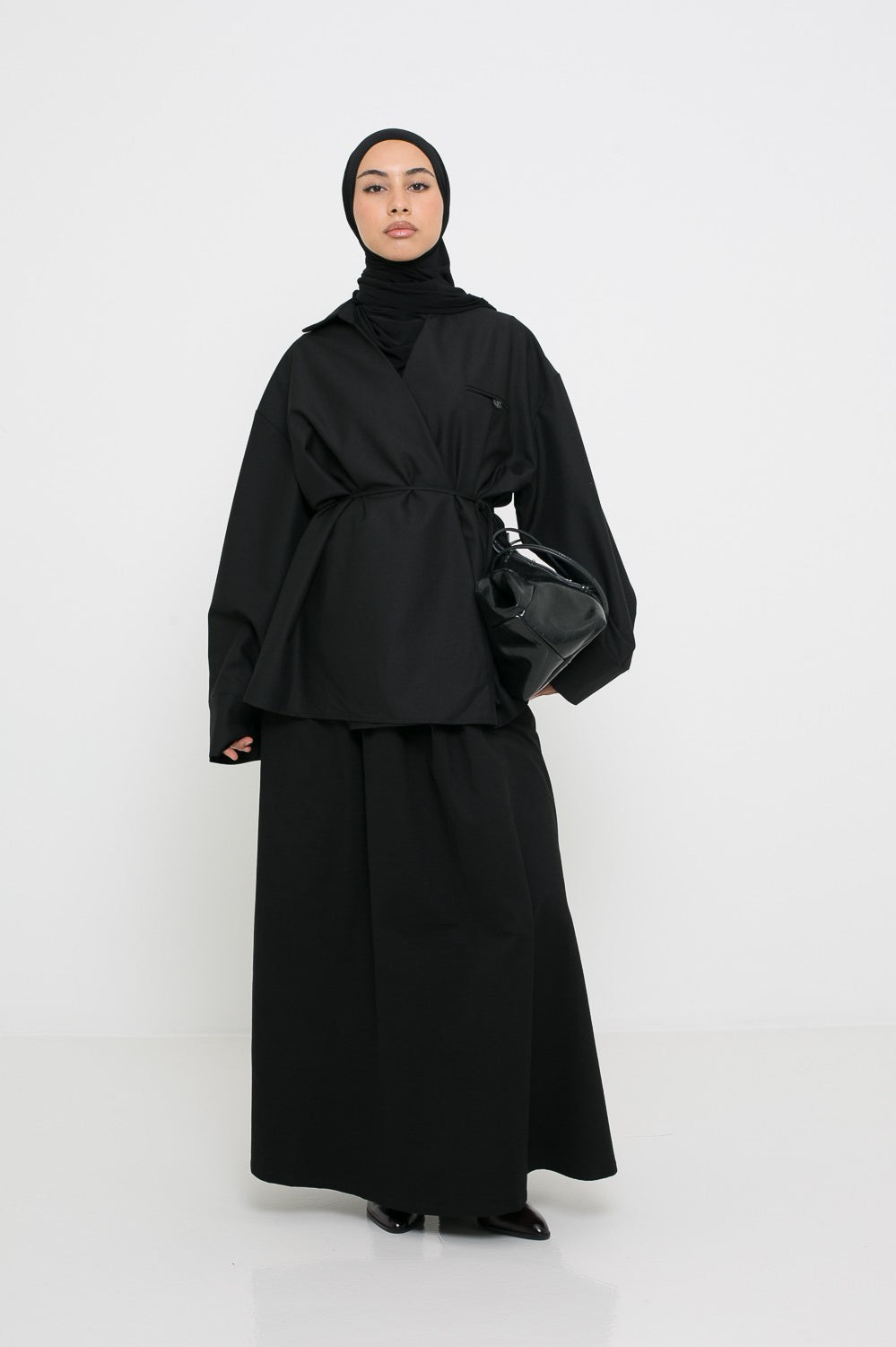 Surchemise classe noir porté avec une jupe en coton noir pour femme musulmane