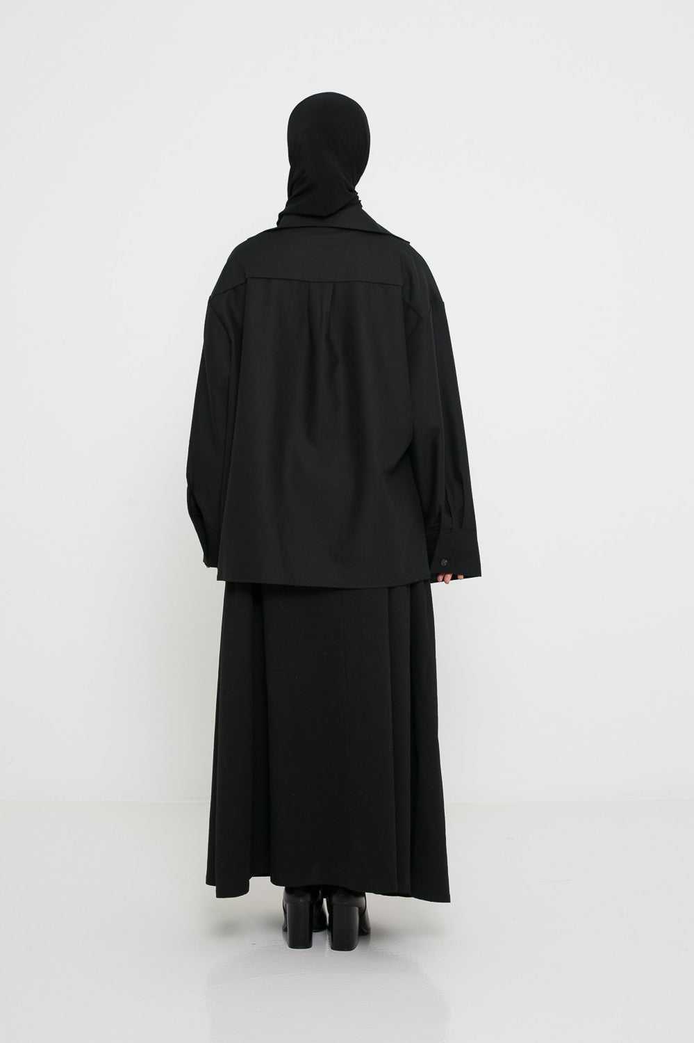Surchemise classe noire vue de dos pour femme musulmane