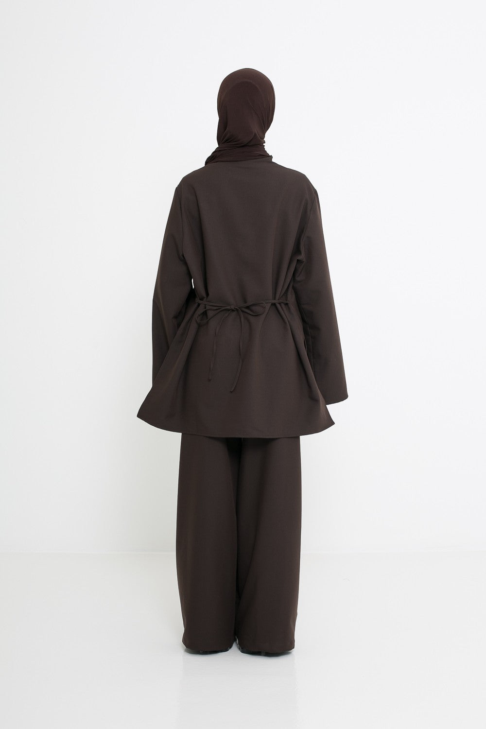 Chemise hiver longue et ample pour femme musulmane, vue de dos.