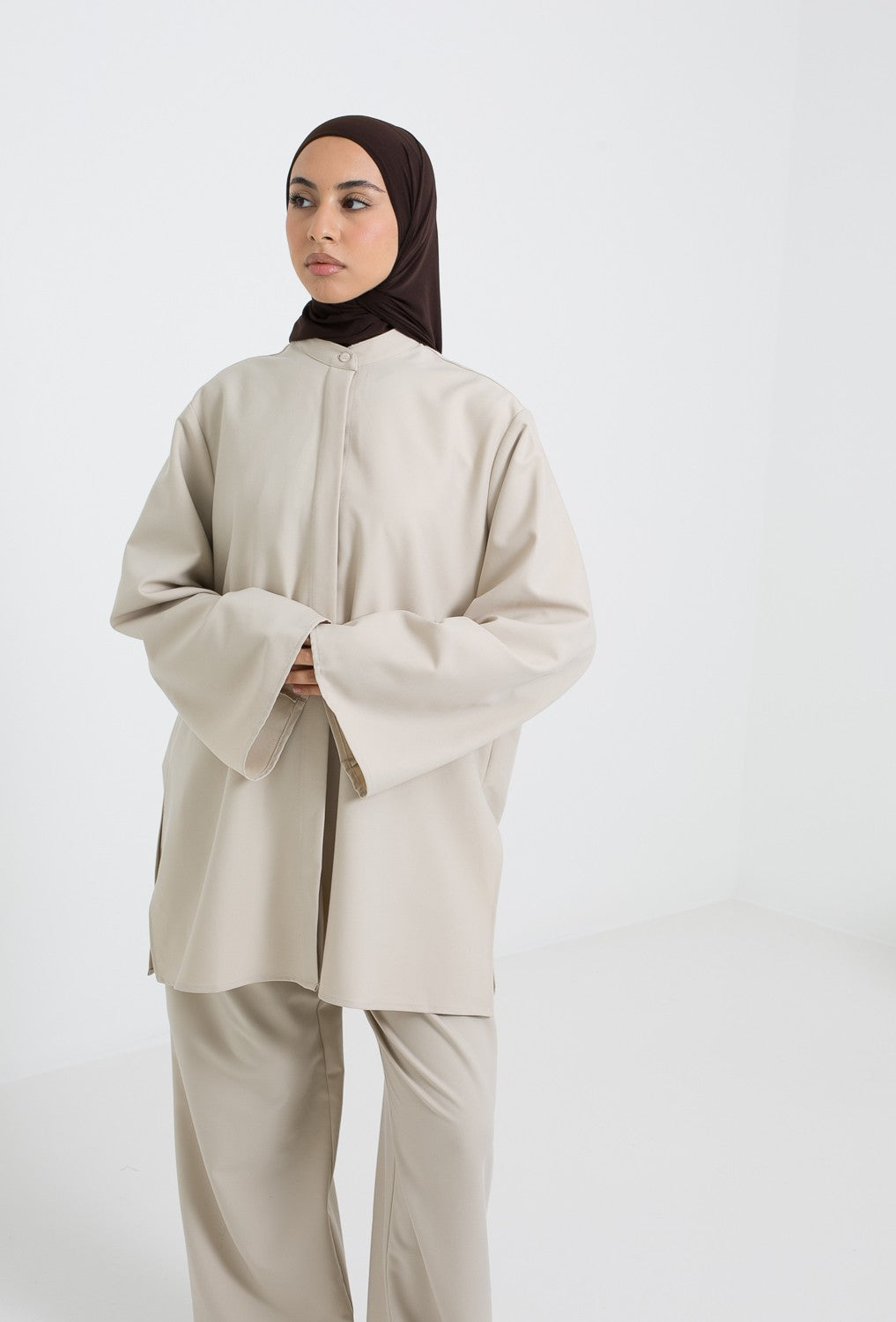 Chemise d'hiver beige détail manche ample pour femme musulmane