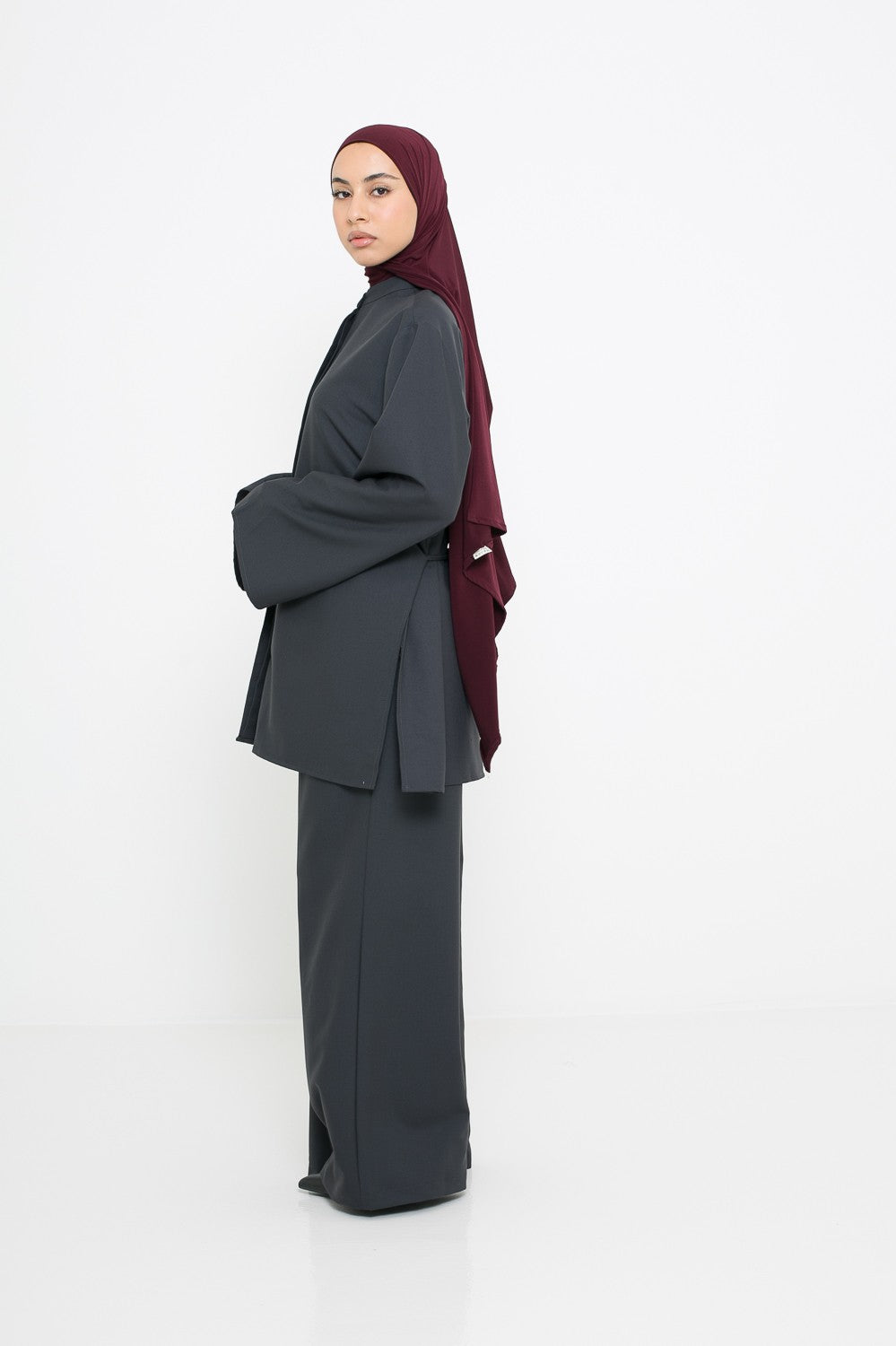 Pantalon ample gris foncé habillé pour femme musulmane, vue de profil.