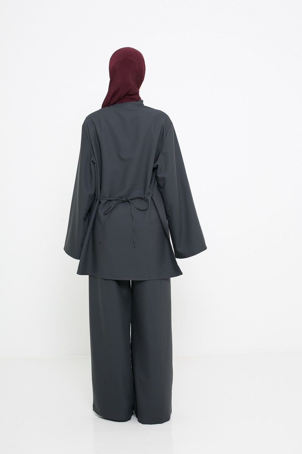 Chemise longue ceinturé vue de dos. Boutique de prêt à porter pour femme musulmane