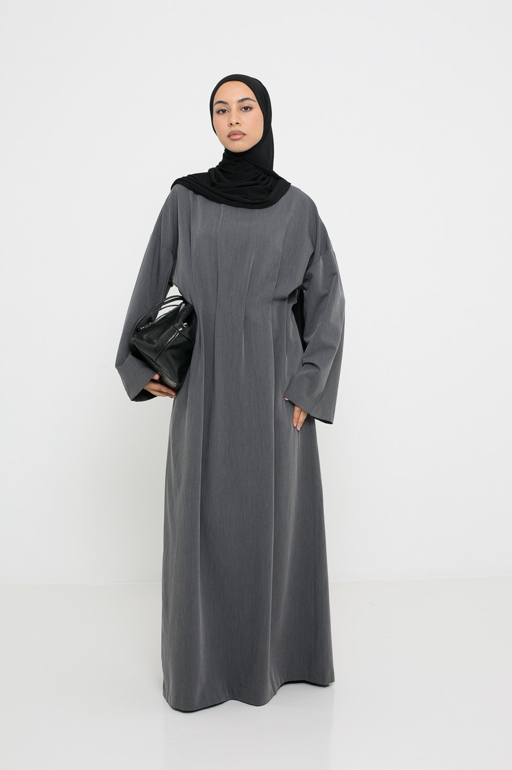 Robe longue habillée grise pour femme musulmane. Création unique boutique chic and modesty.