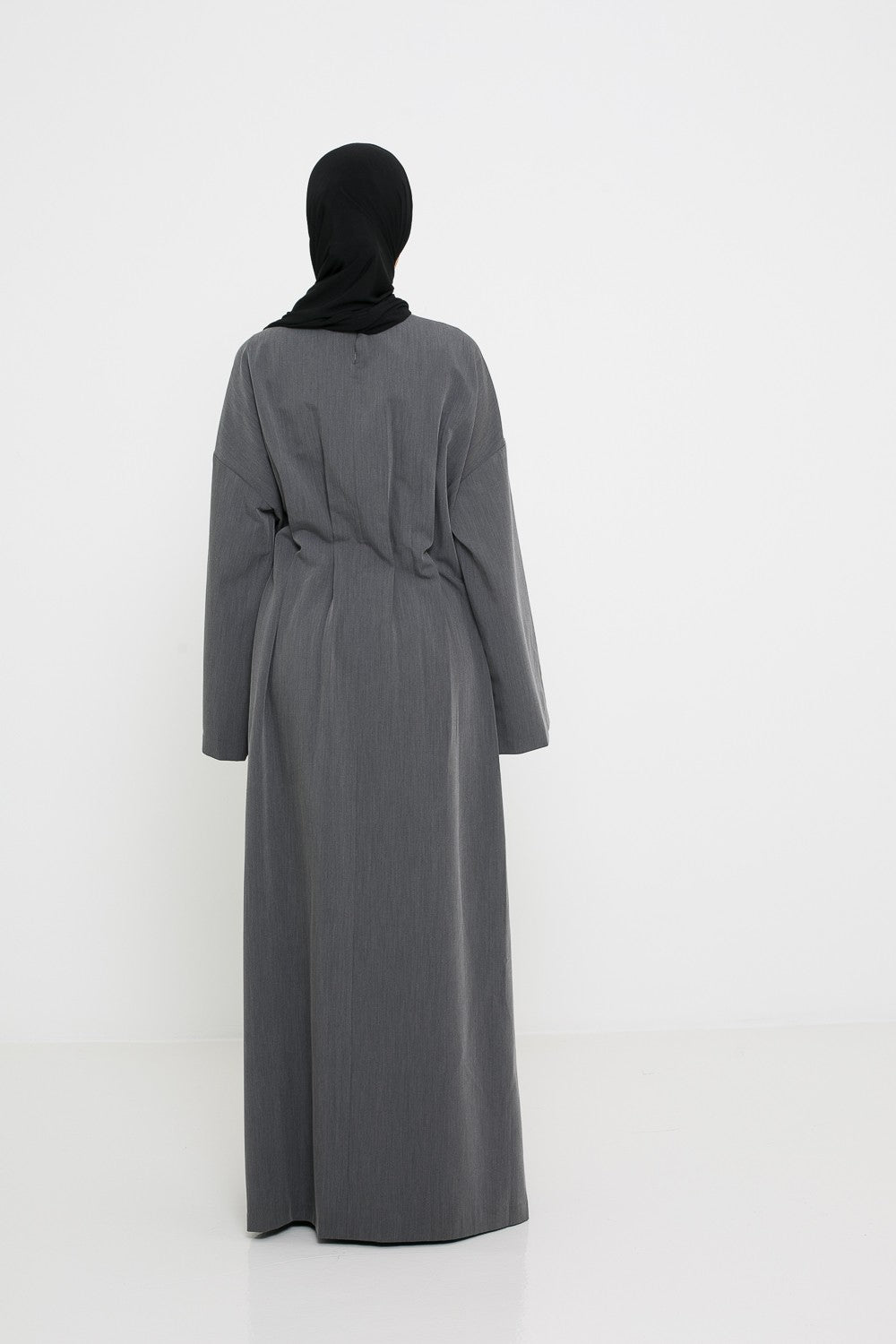 Robe longue chic vue de dos pour femme musulmane.