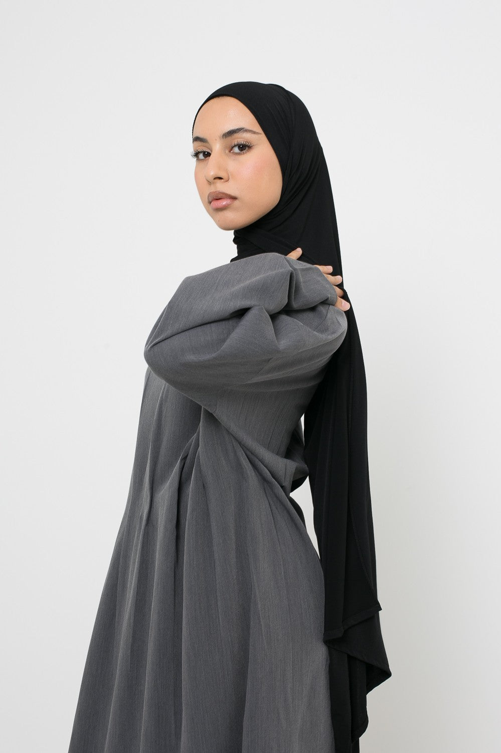 Robe longue signature zoom tissu habillé et détail manche.