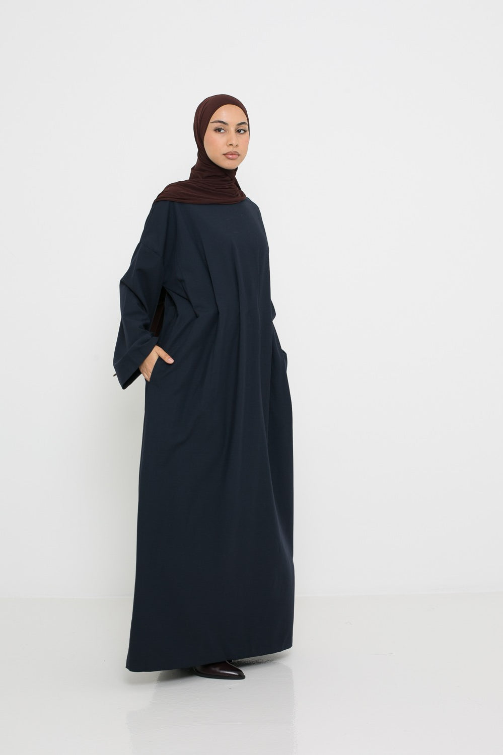 Robe longue chic à poche et manche large pour femme musulmane.