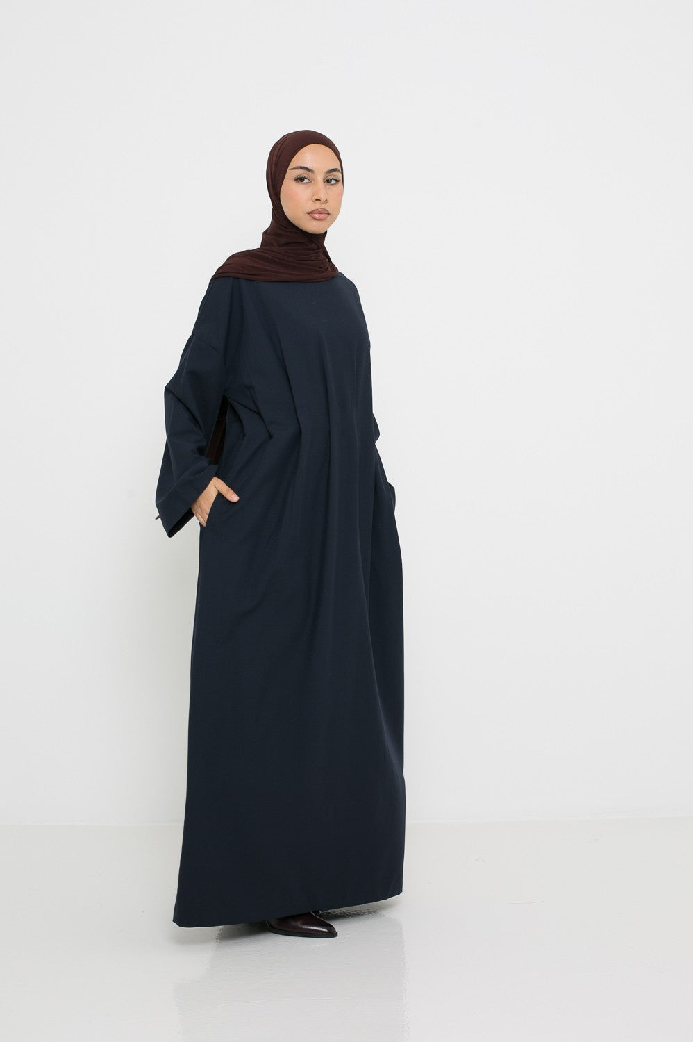 Robe longue chic à poche et manche large pour femme musulmane.