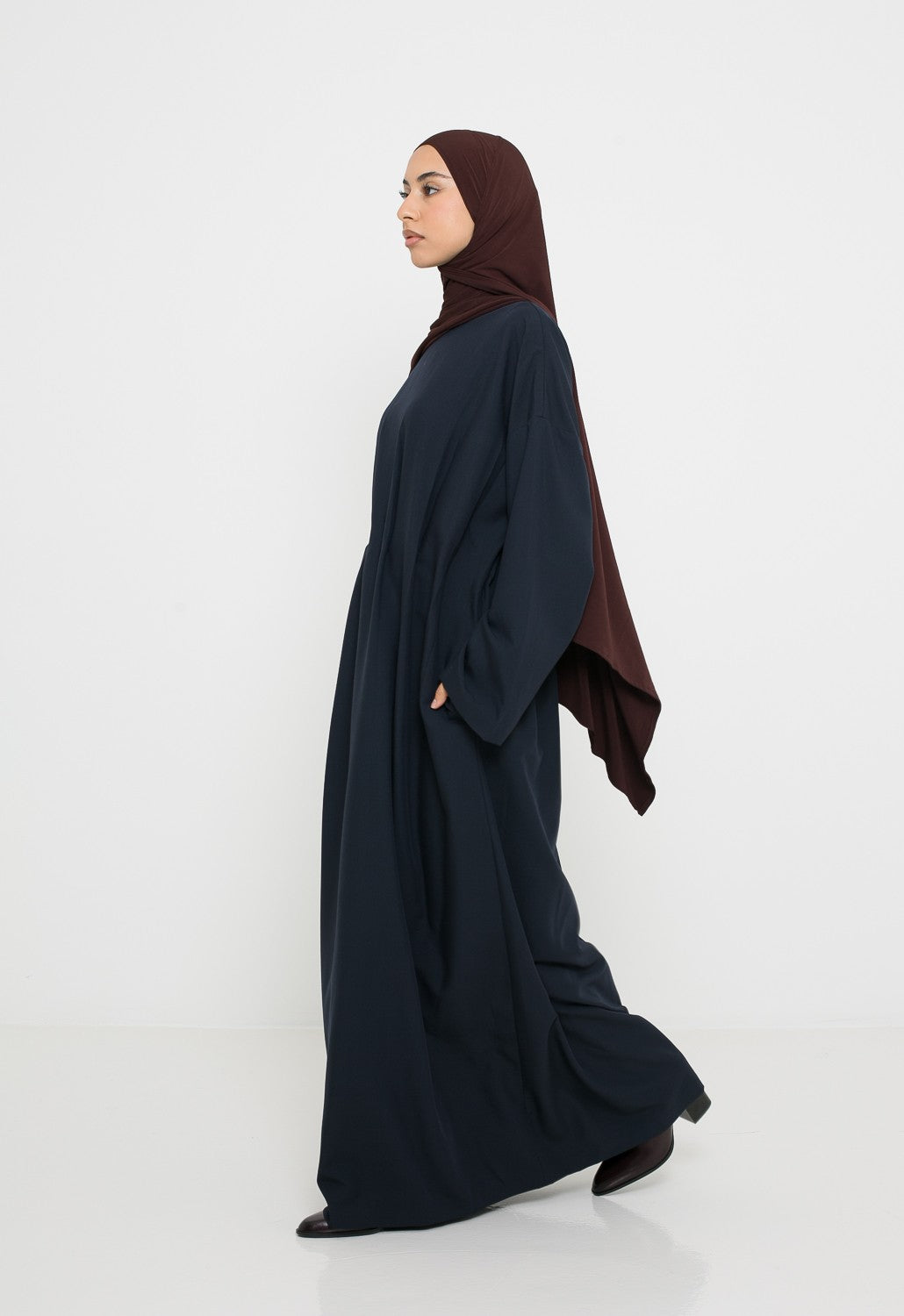 Robe longue création vue de profil pour femme musulmane