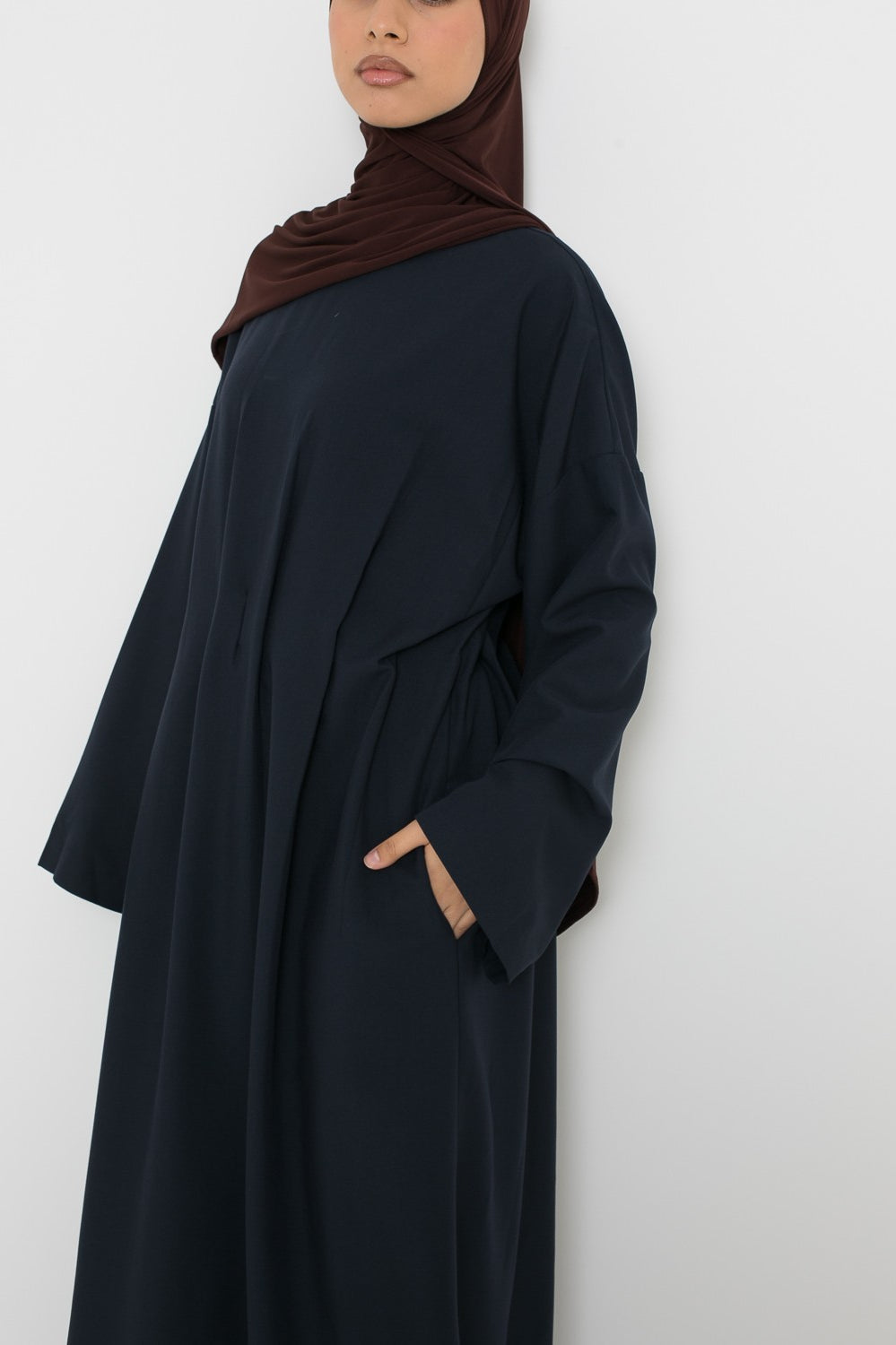 Détail poche et taille plis robe longue