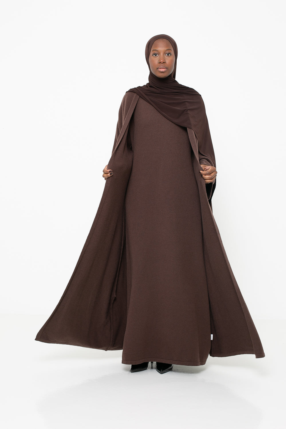 Robe pull laine marron foncé. Coupevample pour femme modeste.