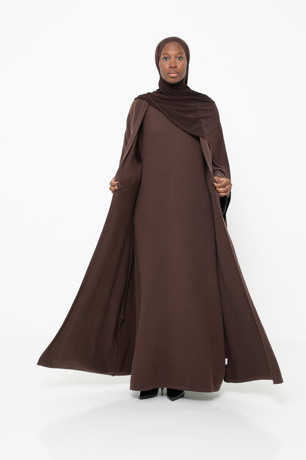 Robe pull laine marron foncé. Coupevample pour femme modeste.