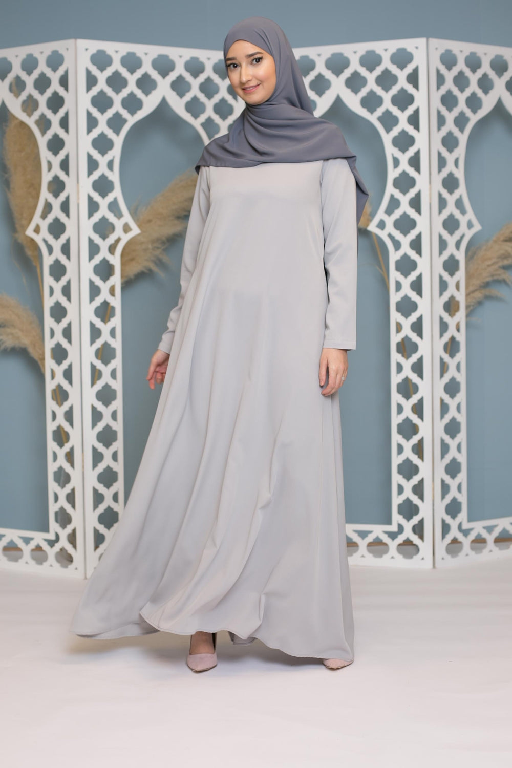Robe longue mastoura coupe évasée gris clair boutique hijab pour femme musulmane