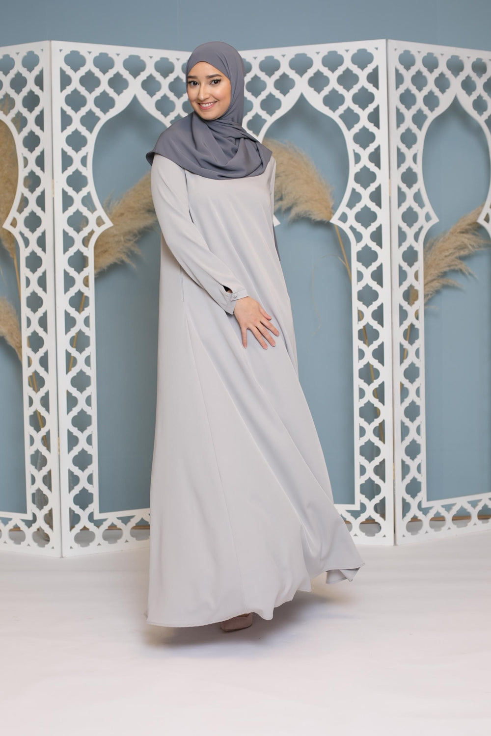 Robe longue mastoura coupe évasée gris clair boutique hijab pour femme musulmane