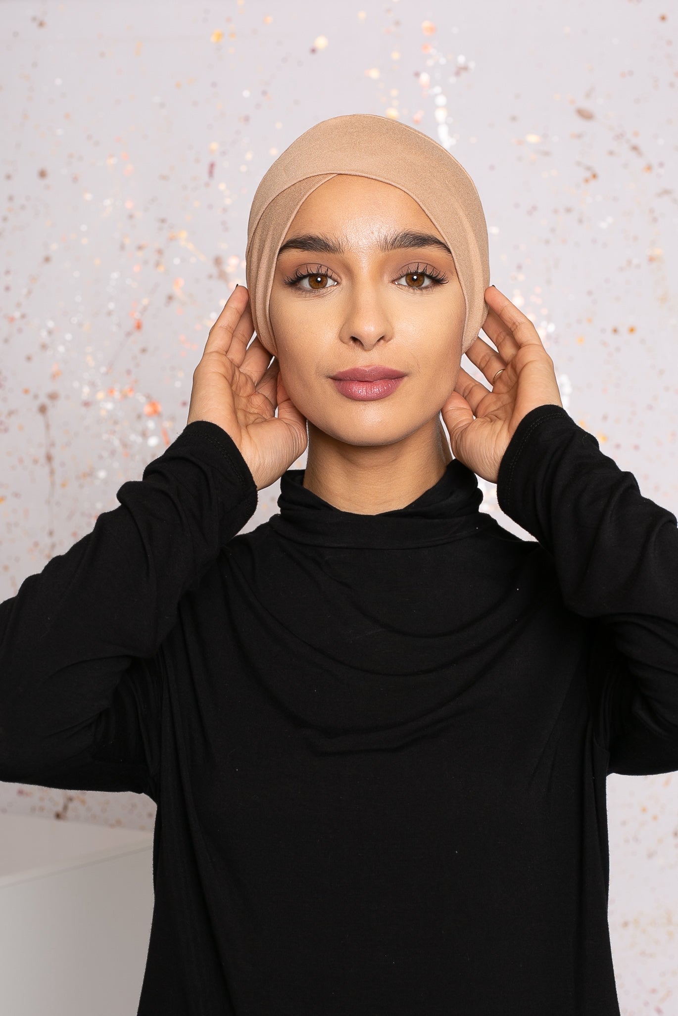 Bonnet croisé à nouer beige sous hijab