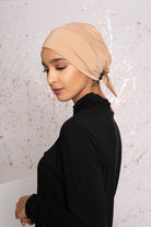 Bonnet croisé à nouer beige sous hijab