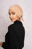 Bonnet croisé à nouer beige sous hijab