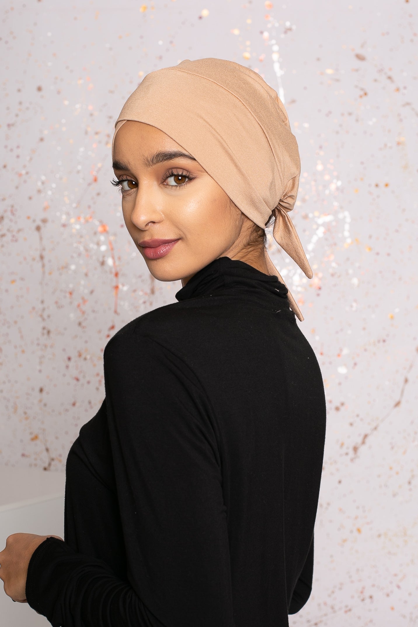Bonnet croisé à nouer beige sous hijab