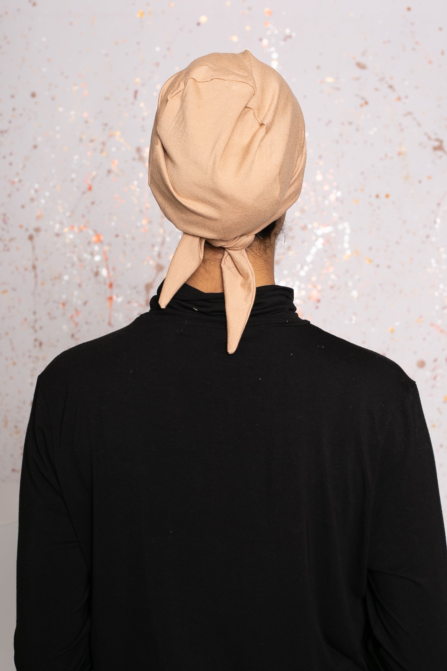 Bonnet croisé à nouer beige sous hijab