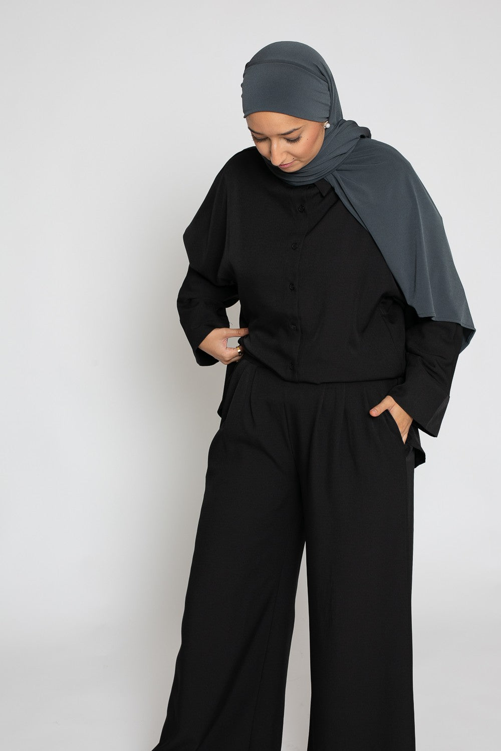 Pantalon tailleur ample noir pour femme. Boutique hijab musulmane chic et moderne.
