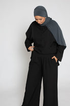 Pantalon tailleur ample noir pour femme. Boutique hijab musulmane chic et moderne.