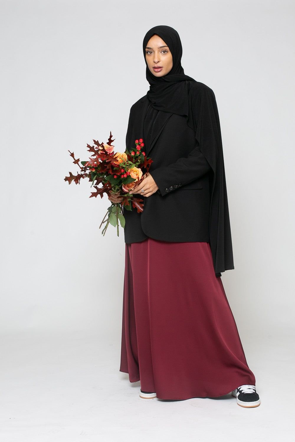 Jupe longue évasée satiné bordeaux chic et moderne pour femme musulmane