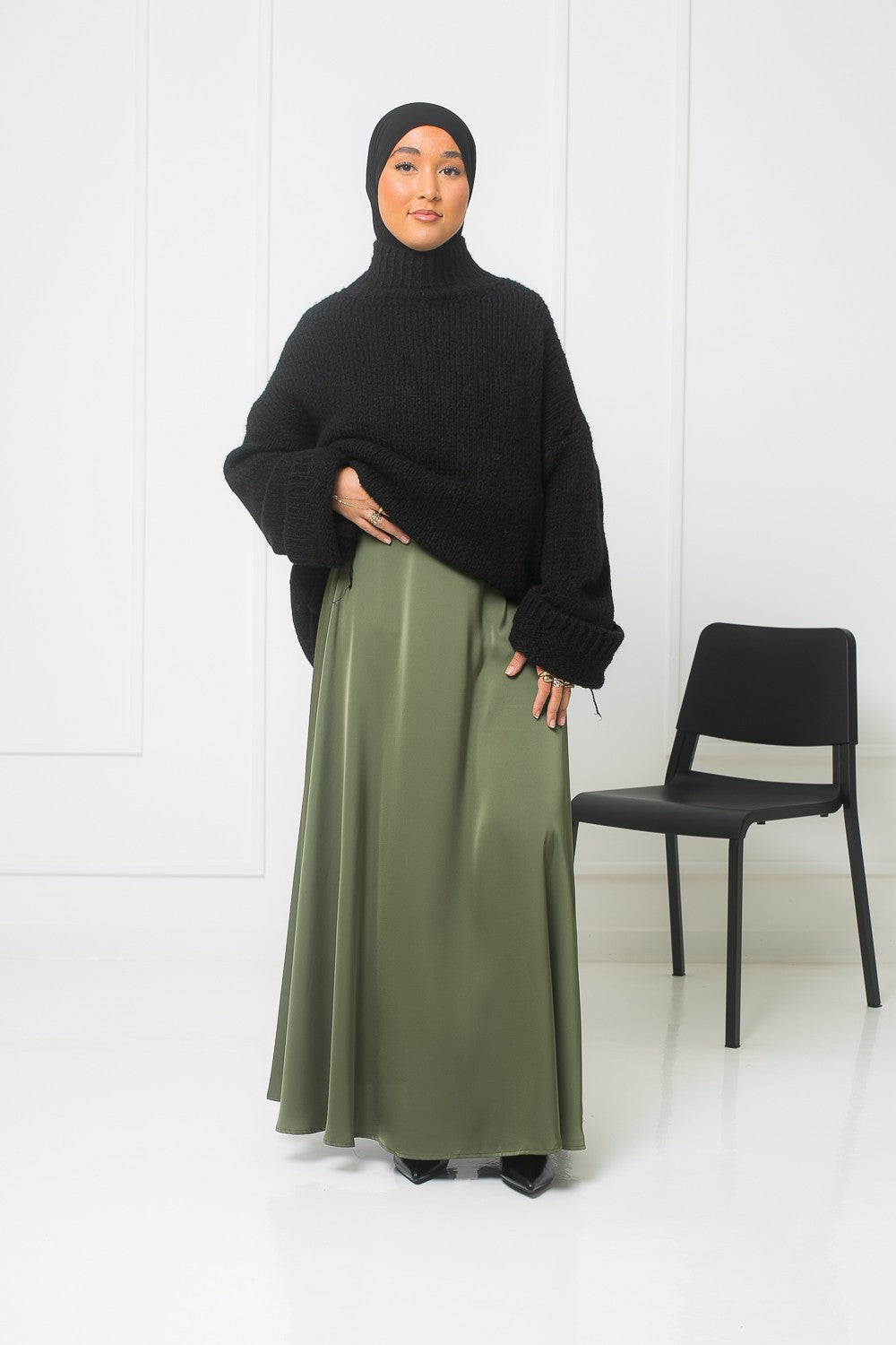 Jupe satinée et évasée kaki pour femme musulmane classe et tendance