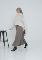 Jupe satinée évasée pour femme moderne chic musulmane