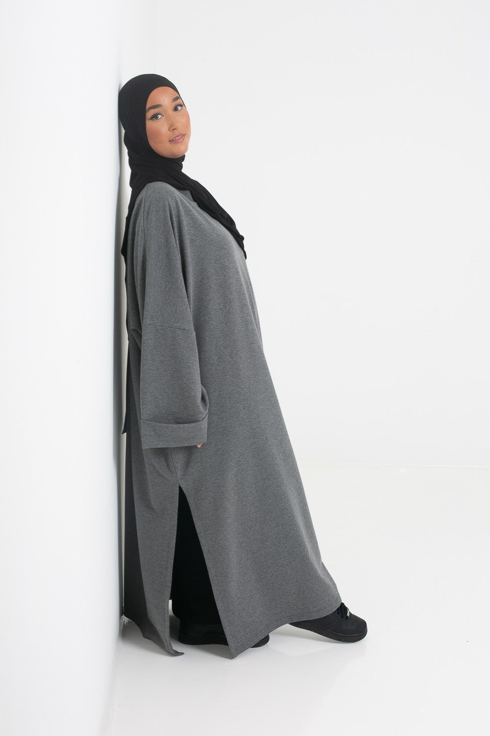 Tunique abaya avec fente grise pour femme musulmane. Marque Salam