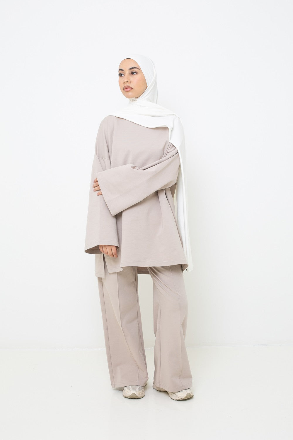 Haut ample d'été en coton clair pour femme musulmane.